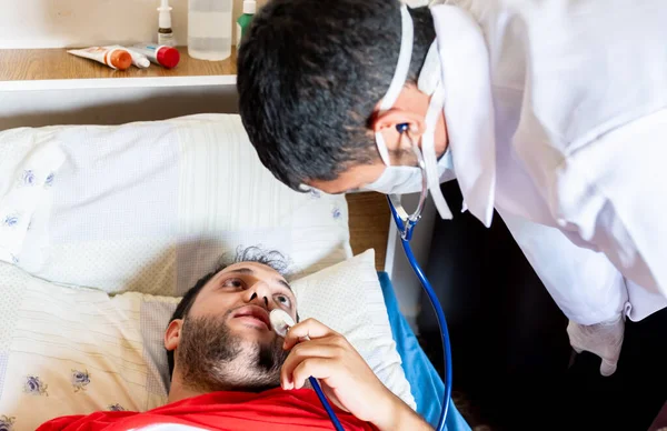 Hombre Árabe Sintiéndose Enfermo Siendo Revisado Por Médico — Foto de Stock