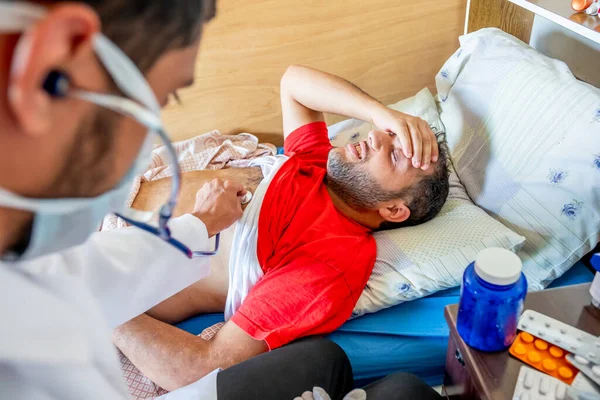 Hombre Árabe Sintiéndose Enfermo Siendo Revisado Por Médico — Foto de Stock