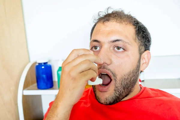Arabski Człowiek Biorący Leki Astmę Doustnie — Zdjęcie stockowe