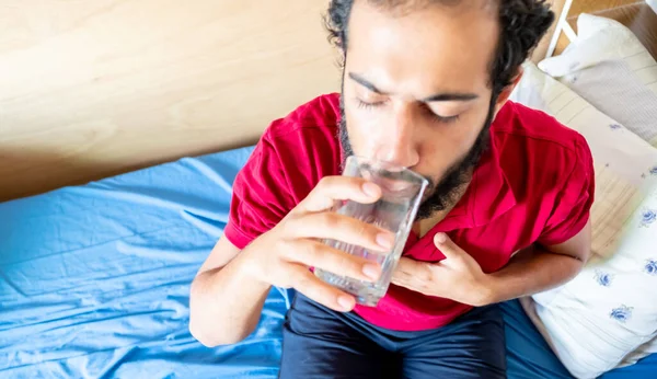 Uomo Arabo Sensazione Malessere Prendendo Riposo — Foto Stock