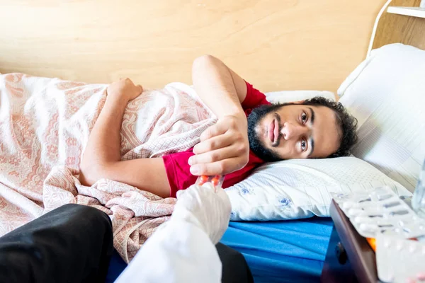 Arabský Muž Cítí Nemocný Odpočívá — Stock fotografie