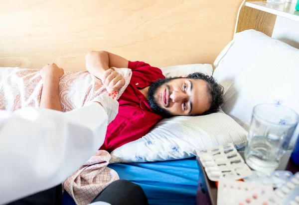 Arabský Muž Cítí Nemocný Kontrolován Lékařem — Stock fotografie
