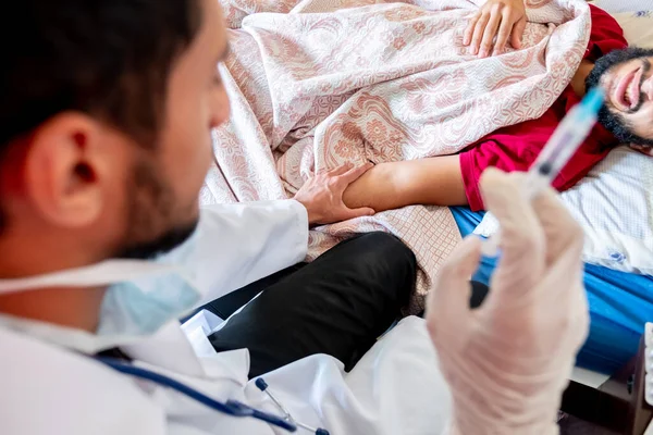 Άραβας Αισθάνεται Άρρωστος Και Ελέγχεται Από Γιατρό — Φωτογραφία Αρχείου