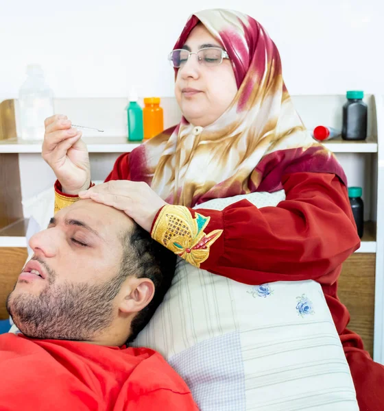 Árabe Madre Musulmana Cuidando Hijo — Foto de Stock