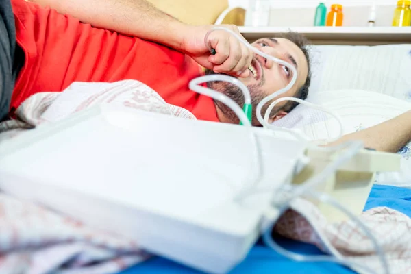 Hombre Árabe Sintiéndose Enfermo Descansando — Foto de Stock