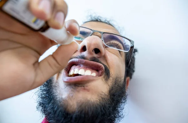 Arabský Muž Inhaluje Léky Astma Nos — Stock fotografie