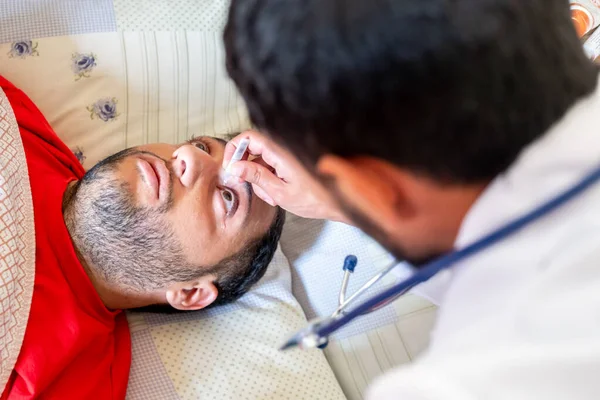 Doutor Dando Seu Paciente Colírio Seus Olhos — Fotografia de Stock