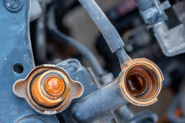 Araba su deposu doldurulmak üzere açık