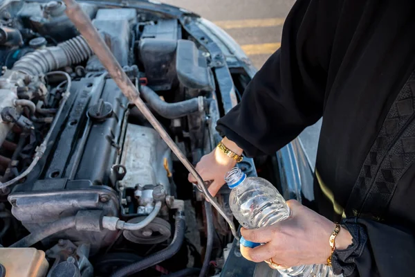 Mujer Árabe Musulmana Llenando Coche Con Agua —  Fotos de Stock