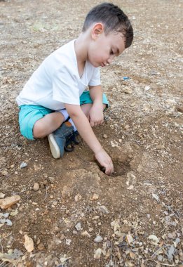 Hte Park 'ta oynayan mutlu Müslüman çocuk