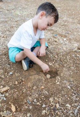 Hte Park 'ta oynayan mutlu Müslüman çocuk