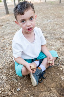 Hte Park 'ta oynayan mutlu Müslüman çocuk