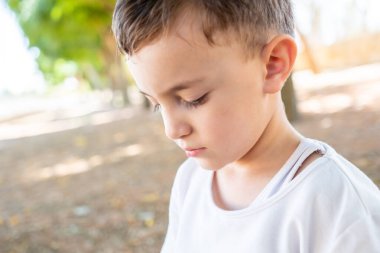 Hte Park 'ta oynayan mutlu Müslüman çocuk