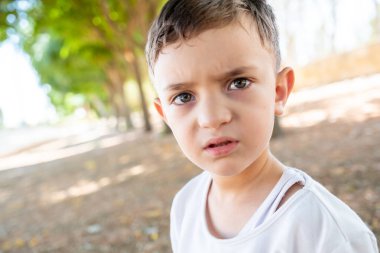 Hte Park 'ta oynayan mutlu Müslüman çocuk