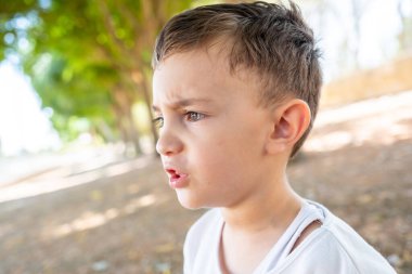 Hte Park 'ta oynayan mutlu Müslüman çocuk