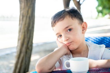 Parkta şam fıstığı yiyen mutlu Arap enjoyongları.