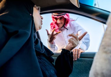 Müslüman anne ve oğlu arabanın vitrininde