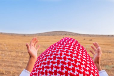 Dışarıda Tanrı 'ya dua eden Araplar var.