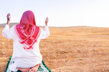 Dışarıda Tanrı 'ya dua eden Araplar var.