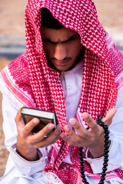 Dışarıda Tanrı 'ya dua eden Araplar var.