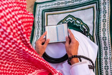 Dışarıda Tanrı 'ya dua eden Araplar var.