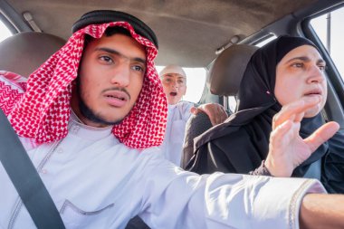 Mutlu Arap Müslüman aile arabalarında birlikte geziyorlar.