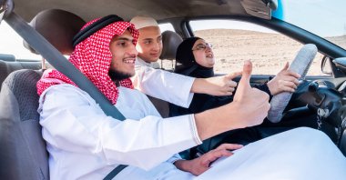 Mutlu Arap Müslüman aile arabalarında birlikte geziyorlar.