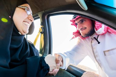 Müslüman anne ve oğlu arabanın vitrininde