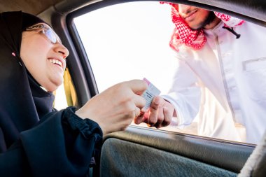 Müslüman anne ve oğlu arabanın vitrininde