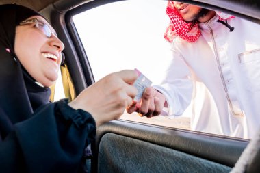 Müslüman anne ve oğlu arabanın vitrininde