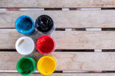 Üzerinde farklı boya renkleri olan bir masa.
