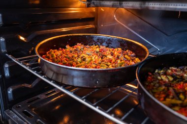 Arap evinde pişirildikten sonra bamya.