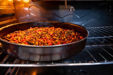 Arap evinde pişirildikten sonra bamya.