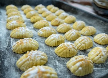 Bayram tatlıları pişiyor.