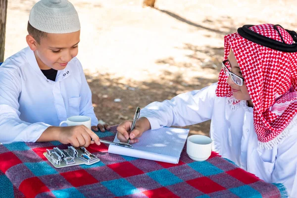 Twee Arabische Jongens Bespreken Een Project — Stockfoto