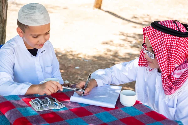 Δύο Αραβικά Αγόρια Συζητούν Για Κάποιο Έργο — Φωτογραφία Αρχείου