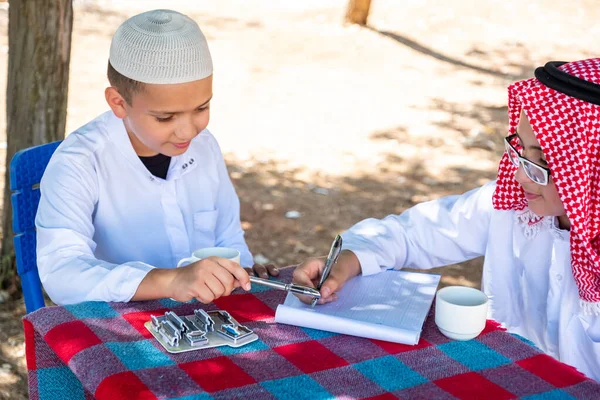 Due Ragazzi Arabi Che Discutono Progetto — Foto Stock