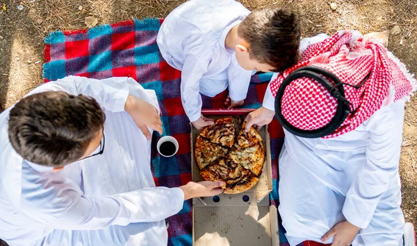 Glada Arabiska Pojkar Njuter Pizza Tillsammans Parken — Stockfoto