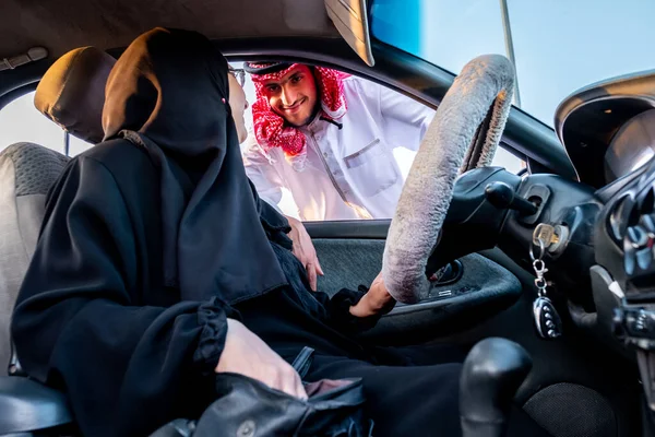 Muszlim Anya Fia Kocsi Ablakánál — Stock Fotó