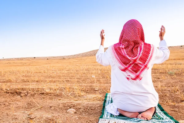 Arabische Mensen Buiten Bidden Voor God Natuur — Stockfoto