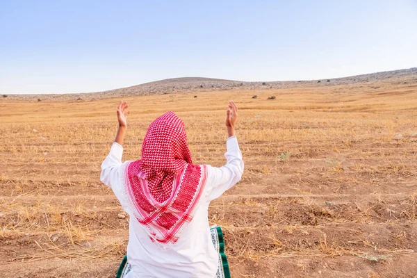 Arabische Mensen Buiten Bidden Voor God Natuur — Stockfoto
