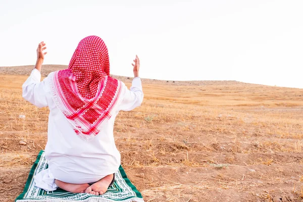 Araber Utanför Ber För Gud Naturen — Stockfoto
