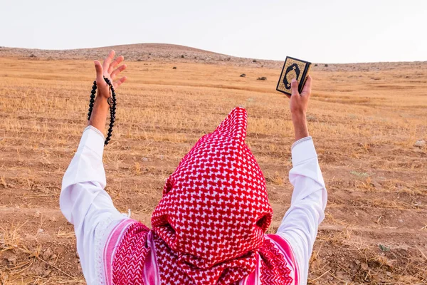 Araber Utanför Ber För Gud Naturen — Stockfoto