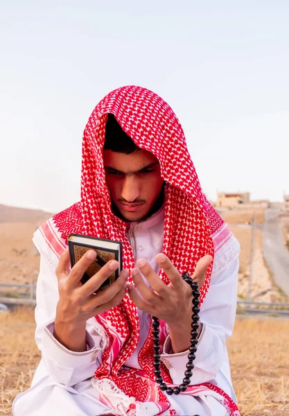 Arabové Venku Modlí Boha Přírodě — Stock fotografie