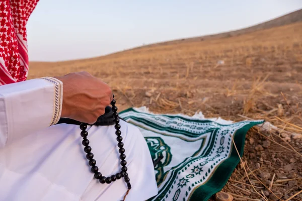 Araber Utanför Ber För Gud Naturen — Stockfoto