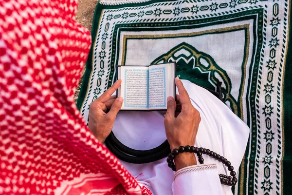 Arabische Mensen Buiten Bidden Voor God Natuur — Stockfoto