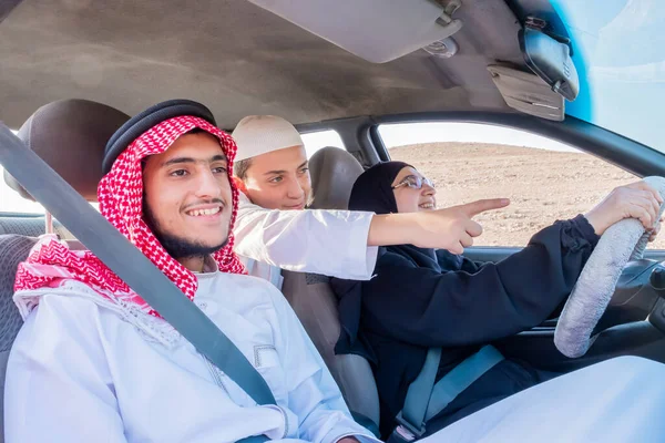 Heureuse Famille Musulmane Arabe Leur Voiture Lors Voyage Ensemble — Photo