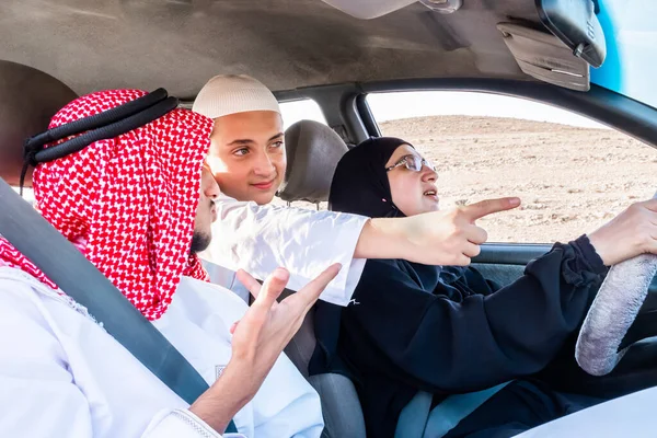 Boldog Arab Muszlim Család Autójukban Egy Közös Kiránduláson — Stock Fotó