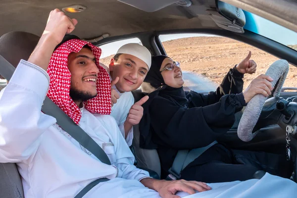 Szczęśliwa Arabska Rodzina Muzułmanów Samochodzie Wspólnej Wycieczce — Zdjęcie stockowe