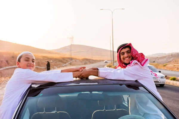 Šťastná Arabská Rodina Před Oknem Auta Mávající Jeden Druhého — Stock fotografie
